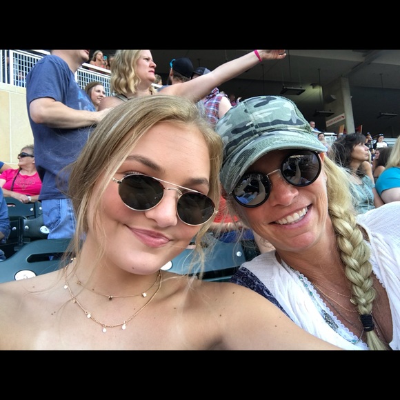 Meet your Posher, Dawn - Picture 1 of 8